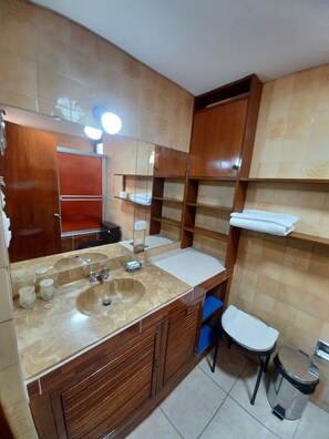 Douche, sĂšche-cheveux, serviettes fournies, savon