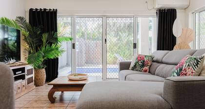 Escape to your private tropical oasis! 2 bedroom/2 bathroom, private pool!🌴