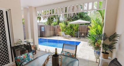 Escape to your private tropical oasis! 2 bedroom/2 bathroom, private pool!🌴