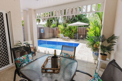 Escape to your private tropical oasis! 2 bedroom/2 bathroom, private pool!🌴