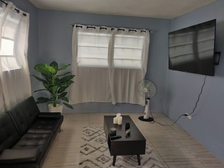 Charming Family Friendly Home,furnished With Parking Facilities,near Malls/beach - Nassau