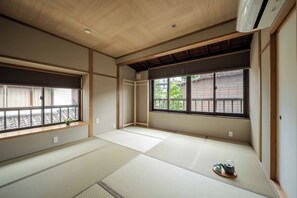 Casa tradicional, 3 habitaciones, cocina, vistas al jardín | 3 dormitorios, caja fuerte, decoración individual