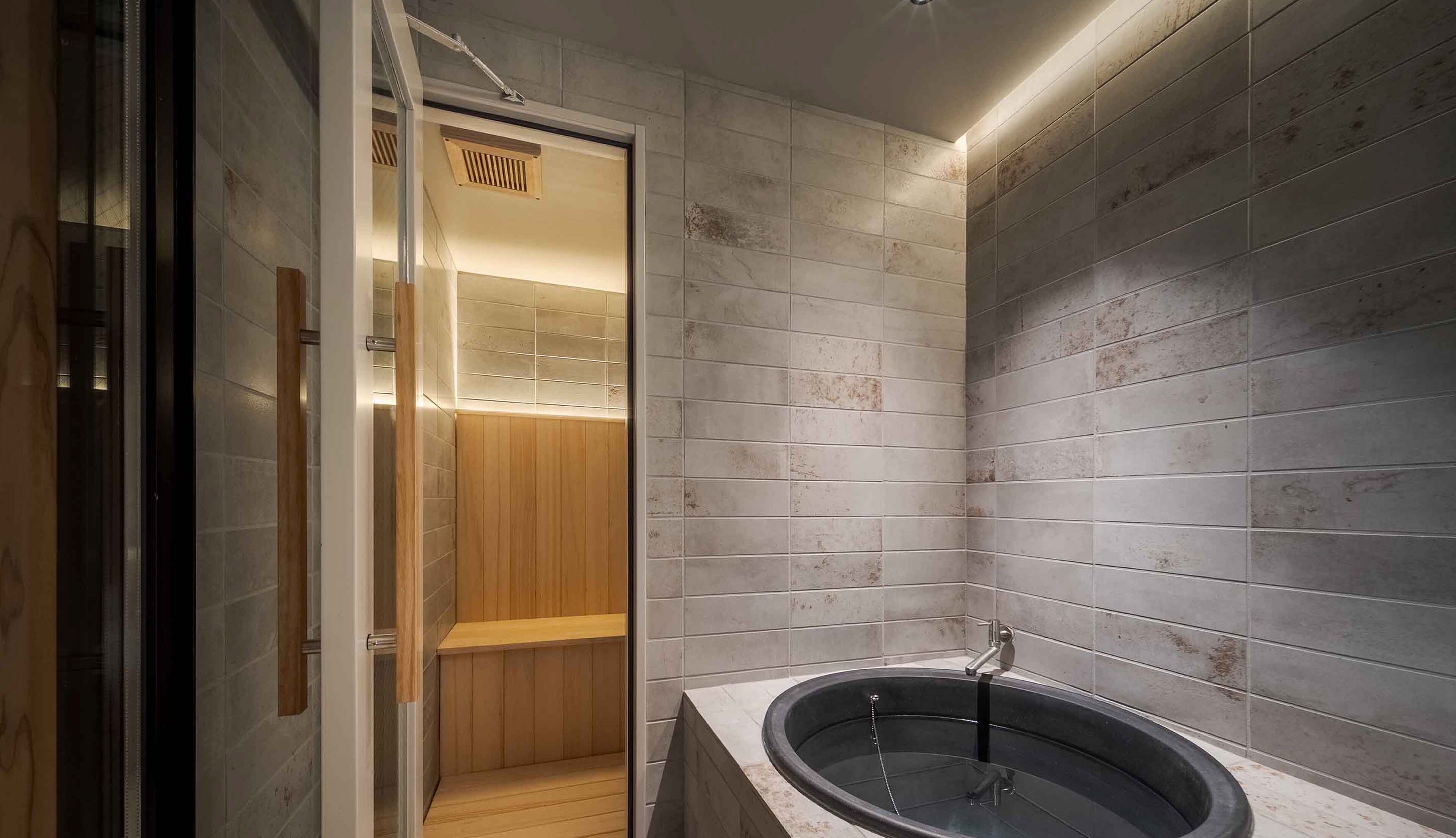 Ein modernes Badezimmer mit freistehender Badewanne, Holzvertäfelung und einer Duschkabine aus Glas.