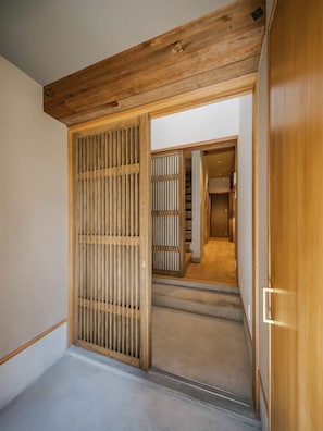 Maison traditionnelle, 3 chambres, cuisine, vue sur le jardin | 3 chambres, coffre-fort, décor unique, ameublement unique