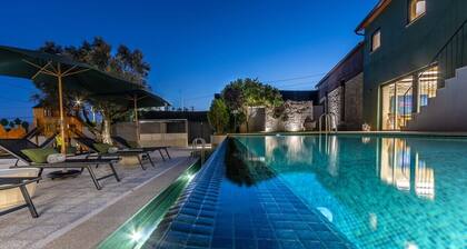 Majestic Villa Retreat - Infinity Pool & Chef