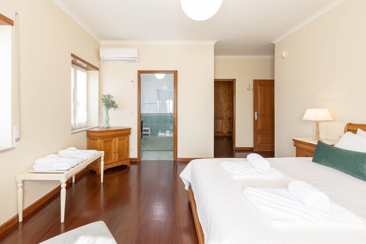 8 多间卧室、熨斗/熨衣板、WiFi、床单