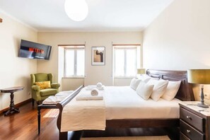 8 habitaciones, escritorio, tabla de planchar con plancha y wifi 