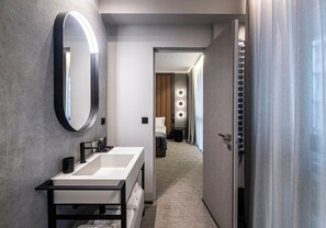 Signature Studio | Bathroom | Shower, hair dryer, slippers, towels - Zeta Rentals  (Bari)