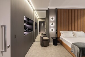 Signature Studio | Premium bedding, down duvets, in-room safe, desk - Zeta Rentals  (Bari)