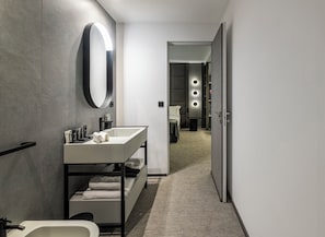 Studio Confort | Salle de bain | Douche, sèche-cheveux, chaussons, bidet