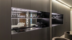 A modern bathroom with a large mirror, a sink, and a toilet. - Zeta Rentals  (Bari)