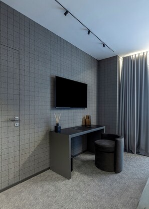 Studio Comfort | Seprai premium, selimut bulu angsa, brankas, dan meja kerja