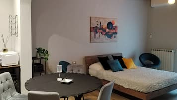 1 slaapkamer, een strijkplank/strijkijzer, wifi, beddengoed