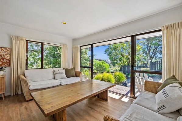 Smart TV, fireplace, books, stereo