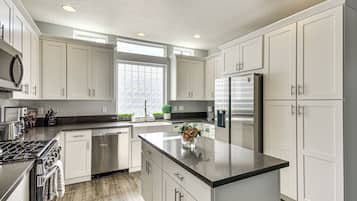 Fridge, microwave, stovetop, dishwasher