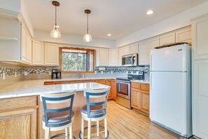 Fridge, microwave, stovetop, dishwasher