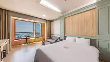 Ocean Grand | Free minibar, desk, laptop workspace, free WiFi