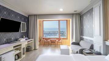 Free minibar, desk, laptop workspace, free WiFi
