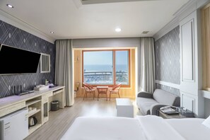 Minibar con artículos gratuitos y escritorio