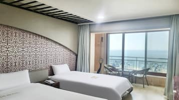 Ocean-view twin | Artículos del minibar gratis y escritorio