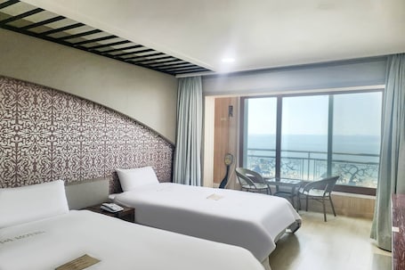 Minibar con artículos gratuitos y escritorio