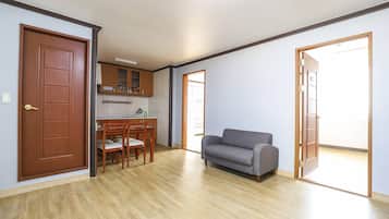 Minibar con artículos gratuitos y escritorio