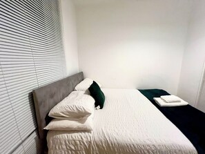 Quarto casal conforto, vista para o jardim | Escrivaninha, espaço de trabalho para notebook, quartos à prova de som