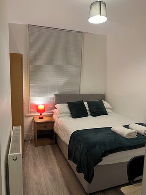 Quarto casal conforto, vista para o jardim | Escrivaninha, espaço de trabalho para notebook, quartos à prova de som
