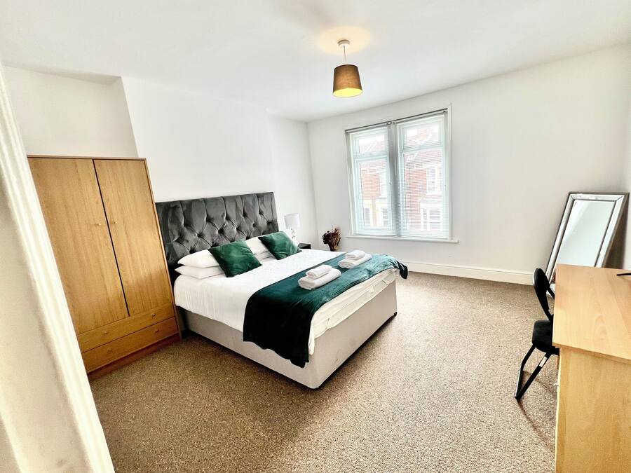 Deluxe Triple Room, 1 Bedroom, Non Smoking | Desk, laptop workspace, soundproofing, iron/ironing board