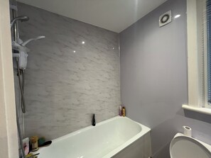 Secador de cabelo, toalhas de banho, sabonete, shampoo