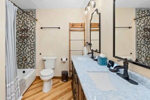 Shower, hair dryer, shampoo - *NEW* Tempe Family Pool Oasis - 4BR + Pool Table (Tempe)