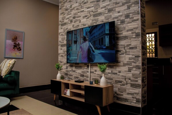 Luxury Studio, 1 Queen Bed | Living area