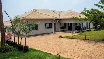 Vista frontal de la propiedad