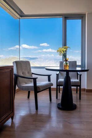 Deluxe-værelse - 1 kingsize-seng - badekar - bjergudsigt | Minibar, pengeskab på værelset, strygejern/strygebræt