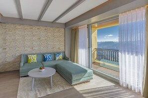 Junior-suite - 1 kingsize-seng - bjergudsigt (2 Private Balconies) | Opholdsområde | 55-tommers LED-tv med satellitkanaler