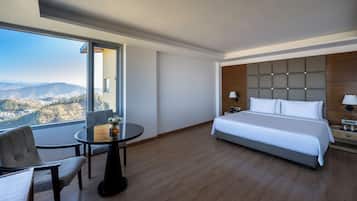 Habitación Deluxe, 1 cama King size, tina, vista a la montaña | Minibar y caja de seguridad en la habitación