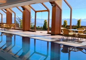 Una piscina cubierta