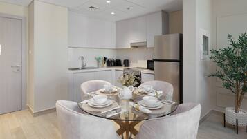 Deluxe Apartment, 1 Bedroom, Balcony, Canal View | Dining room