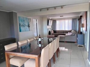 4 bedrooms - The Ultimate Poolside Escape - Pet Friendly (Seaview Downs)