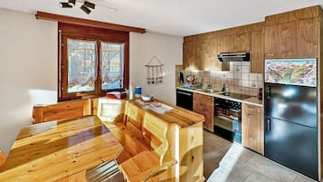 Frigorífico, horno, lavavajillas y cafetera o tetera