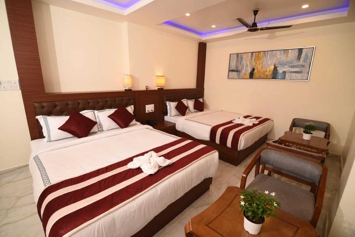 Family Room | Egyptian cotton sheets, premium bedding, desk, free WiFi