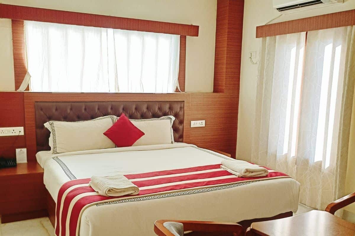 Egyptian cotton sheets, premium bedding, desk, free WiFi
