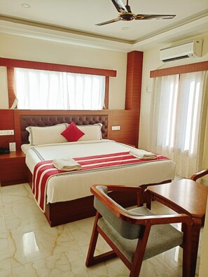 Egyptian cotton sheets, premium bedding, desk, free WiFi