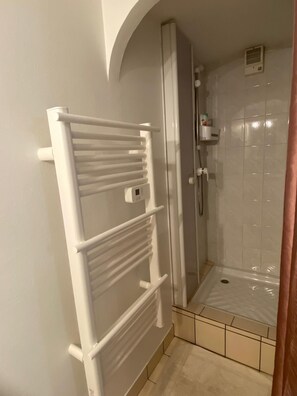 Ducha, secador de pelo, toallas y jabón