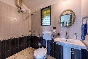 Douche, serviettes fournies, papier toilette