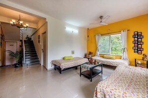 Flat-screen TV - CosmicStays Windchime Homestay at Mulshi (Paud)