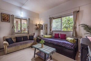 Flat-screen TV - CosmicStays Windchime Homestay at Mulshi (Paud)