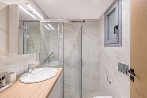 Shower, hair dryer, towels, soap - Awesome 2BR Apartment in Katechaki (Athina)