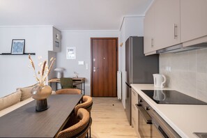 Coffee/tea maker, fridge, oven, stovetop