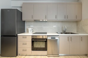 Coffee/tea maker, fridge, oven, stovetop